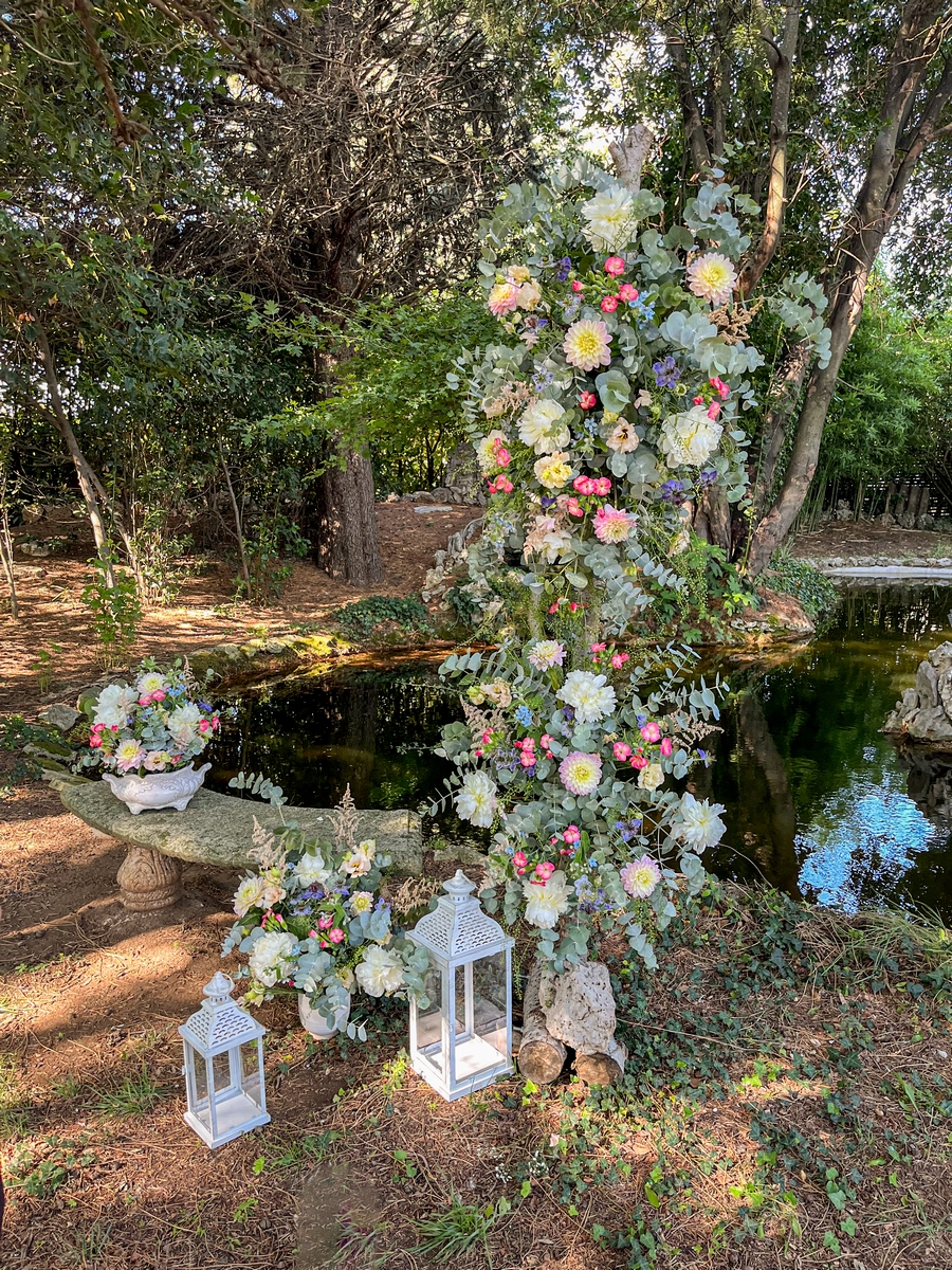 Mariage romantique — scène de réception et détails floraux